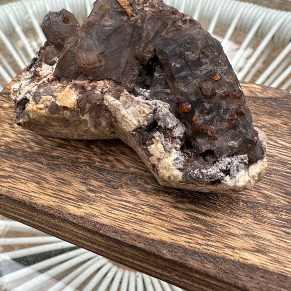 Chocolate Smoky Quartz and garnet gem specimens on matrix 155 g - Picture 14 of 15